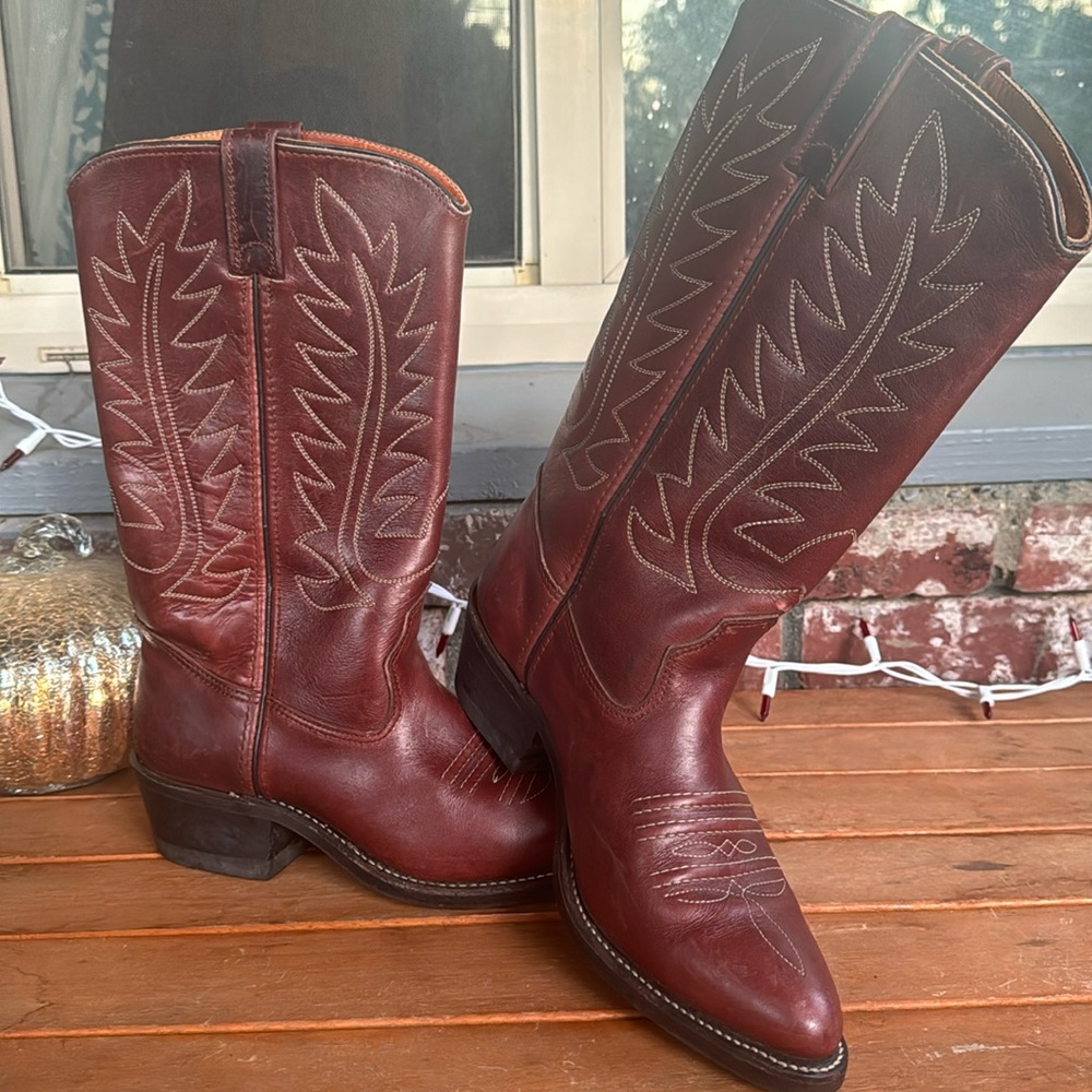 Very nice double H cowboy boots size  6 1/2 D pull on Red